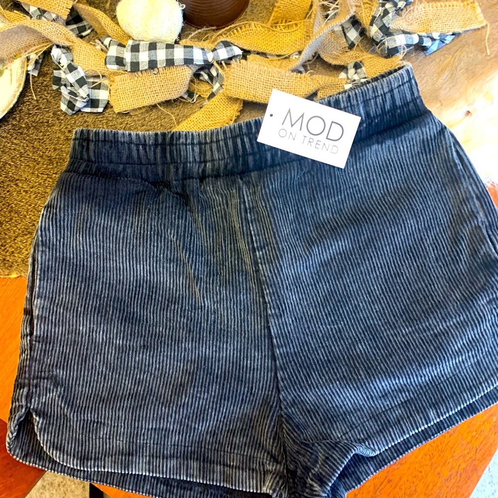 Cute pair of corduroy black shorts in sz. SM. Side pockets.